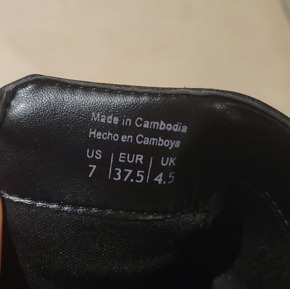 Black leather Aldo heel bootie with gold hardware - Picture 2 of 4